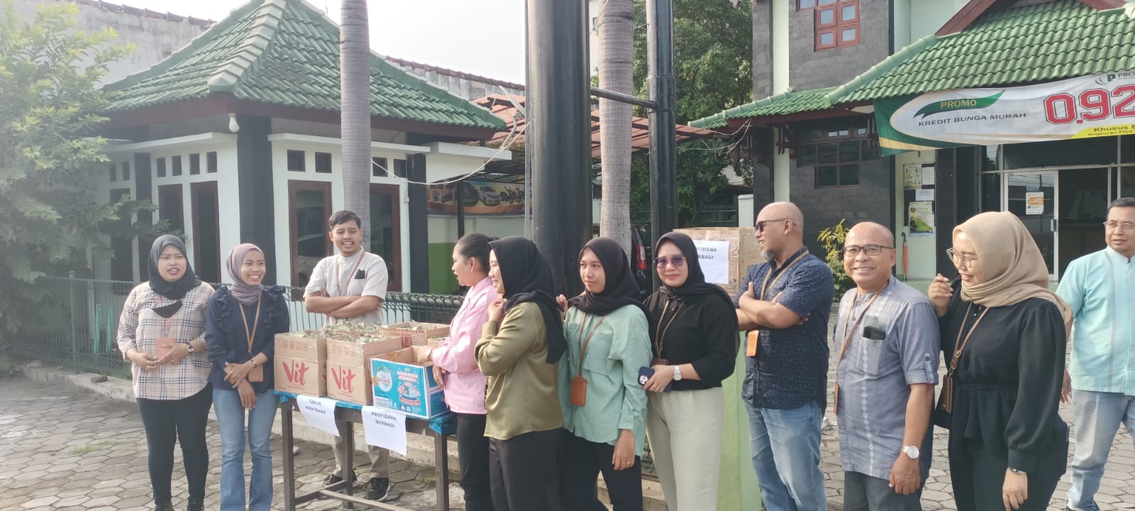 PROFIDANA PEDULI - Bagi Takjil untuk Masyarakat Sekitar PT BPR Profidana Paramitra